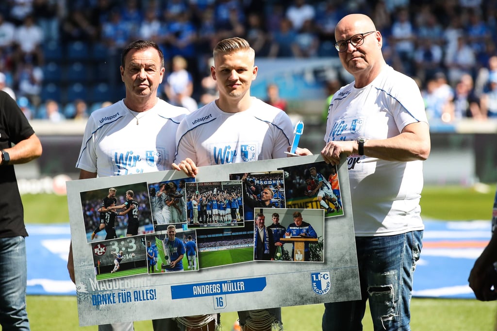 Andreas Müller (Mi.) bei seiner Verabschiedung vom 1. FC Magdeburg, gemeinsam mit FCM-Sportchef Otmar Schork (li.) und FCM-Präsident Jörg Biastoch.