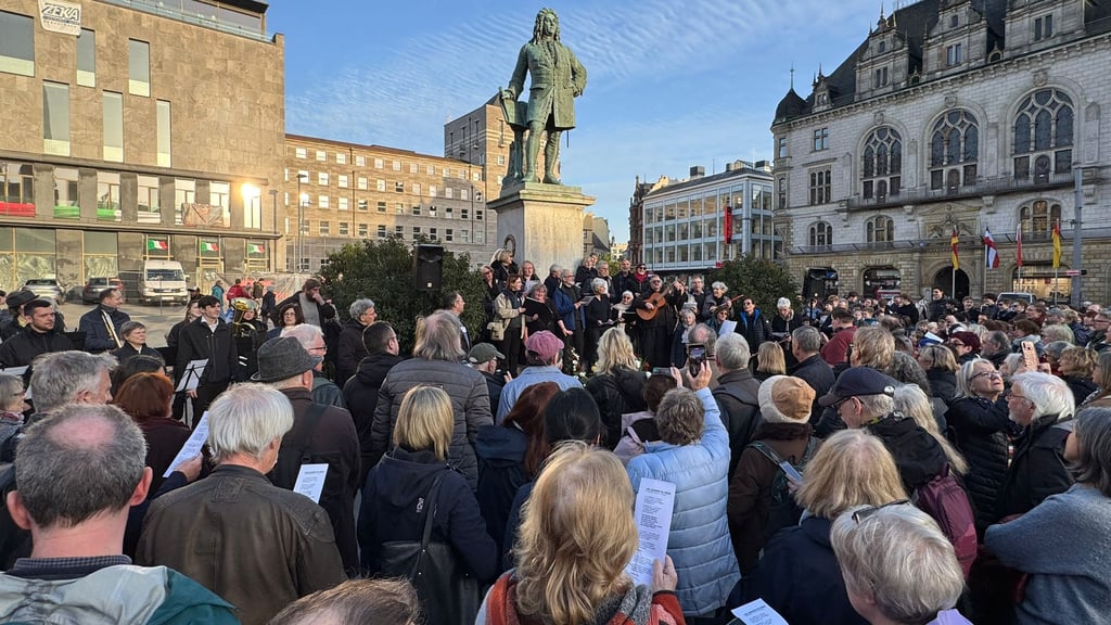 So viele Geburtstagsgäste! Halle und internationale Chöre haben Georg Friedrich Händel zum 341. Wiegenfest ein Ständchen gebracht.