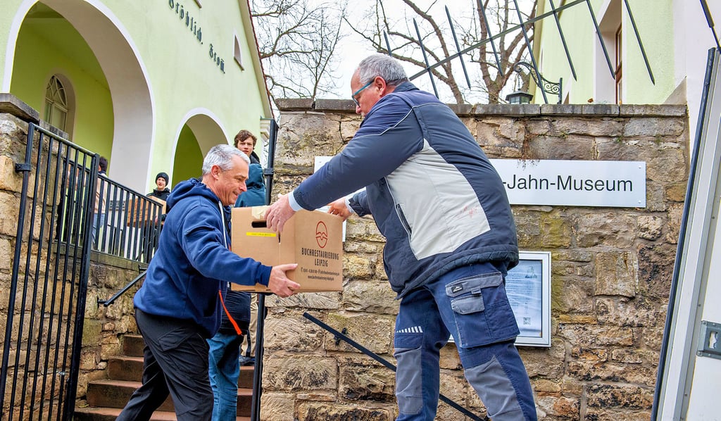 Packen beim Umzug des Freyburger Jahn-Museums kräftig mit an:  Jörg Müller (l.), Leiter der Jahn-Sekundarschule, und Jörg Schneider, stellvertretender Bürgermeister und Vorsitzender des Fördervereins des Freyburger Freibades.  
