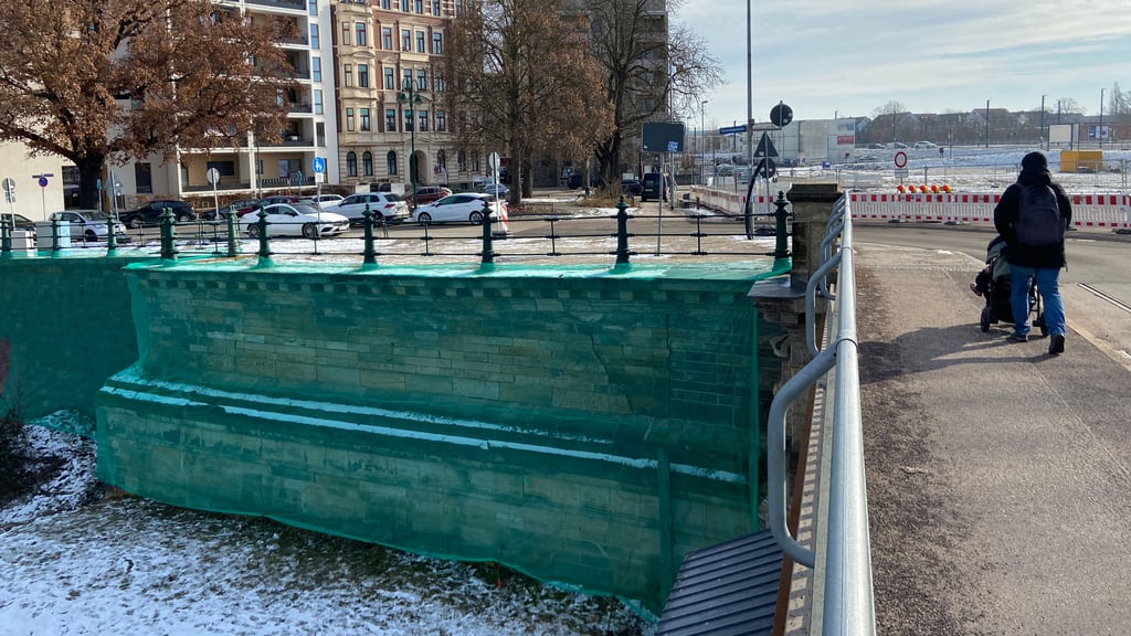 Mit einem grünen Netz verhüllt: Die Stützwand an der Turmschanzenstraße ist bereits für die kommende Sanierung vorbereitet.