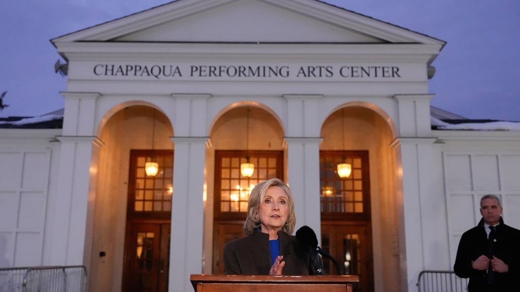Hillary Clinton tritt nach ihrer Aussage vor einem Ausschuss des US-Kongresses im Zuge der Aufarbeitung des Epstein-Skandals vor die Presse.