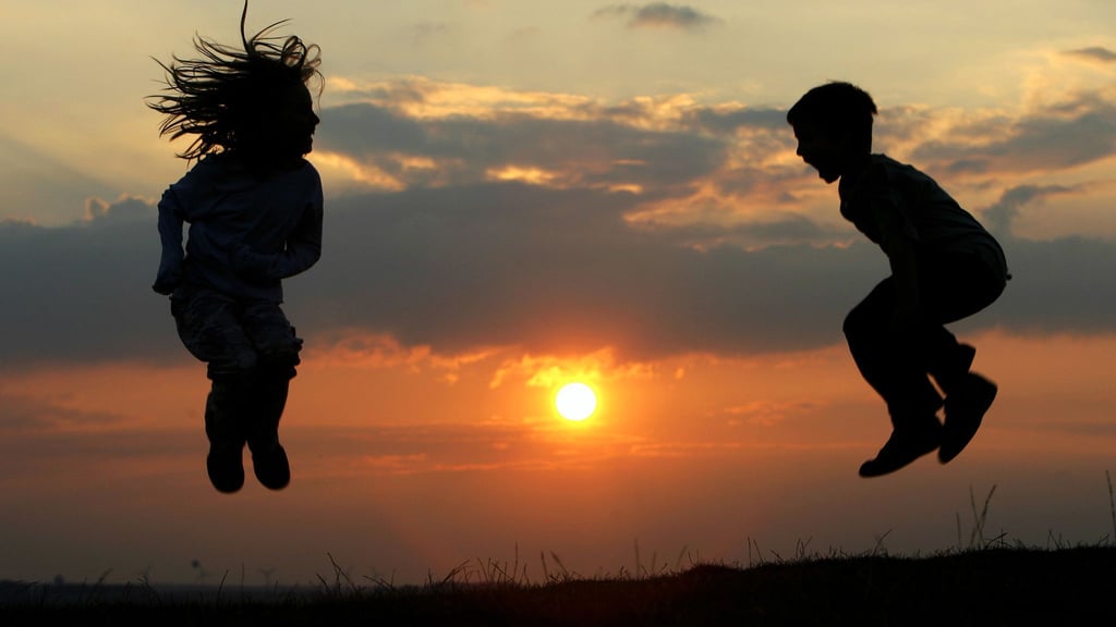 Gemeinsam spielen - sich fremden Kindern kann das anfangs schwerfallen. (Symbolbild)