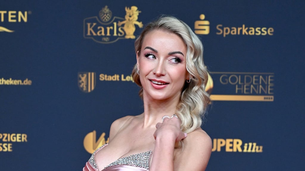 Anna-Carina Woitschack, Schlagersängerin und Ex-Frau von Stefan Mross, wohnt in Dessau-Roßlau. Sie war bereits in vielen Fernsehformaten zu sehen.