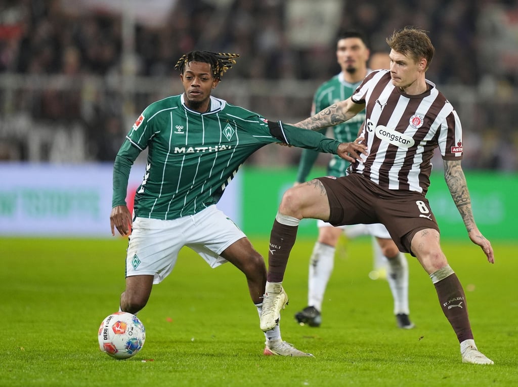 Eric Smith (r, FC St. Pauli) und Samuel Mbangula (Werder Bremen) kämpfen um den Ball. (Archivbild)