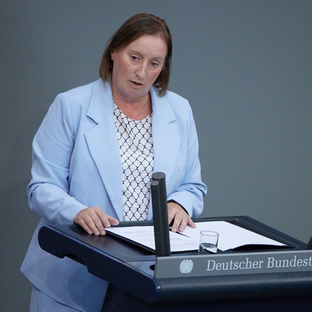 Claudia Weiss (AfD) spricht während einer Aktuellen Stunde im Deutschen Bundestag.