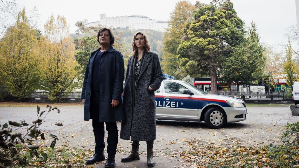 Kriminalpsychologe Meiberger (Fritz Karl) und Kommissarin Grünwald (Lisa Schützenberger) auf dem Weg zu den Eltern des zweiten Opfers in einer Szene aus der Folge "Tod am Wolfgangsee" aus der Krimireihe "Der Salzburg-Krimi" (undatiert).