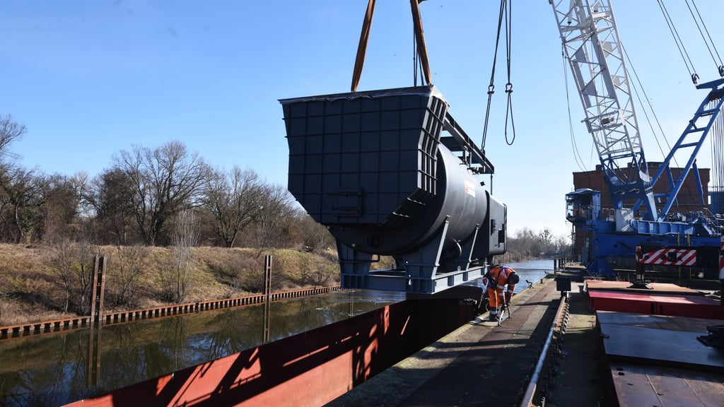 Der Kessel wird auf das Schubboot verladen. 
