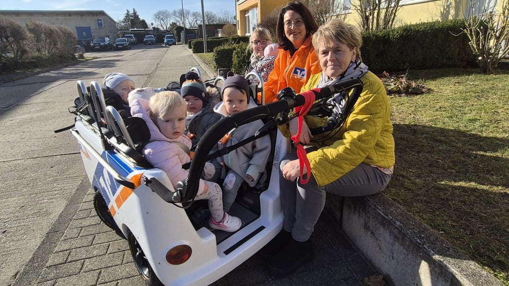 Volksbank-Prokuristin Nordica Kühne (Mitte) sorgte mit dem Buggy für Freude bei den Kindern der Bärchengruppe und den Erzieherinnen.