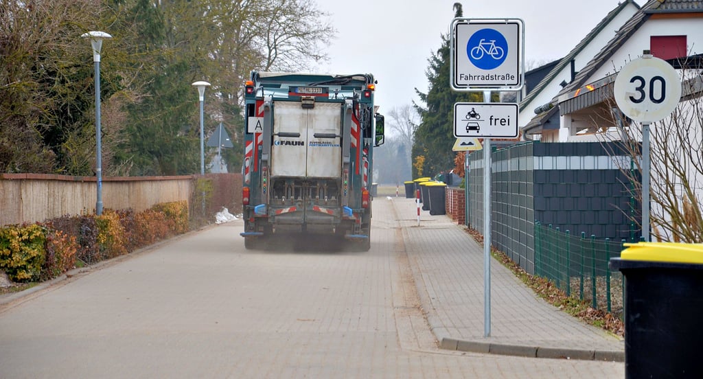 Eine Fahrradstraße, damit der Bürgermeister von Güsten ruhiger wohnt? Das wird ihm von Bürgern vorgeworfen. Die Fahrradstraße ist mittlerweile übrigens mit neuen Zusatzzeichen versehen – Motorräder und Pkw frei.