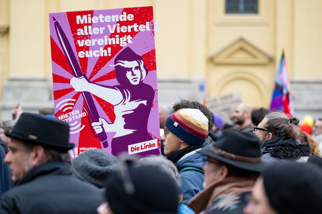 In München und anderen Großstädten formiert sich mittlerweile Widerstand gegen die stetig steigenden Mieten. Anders als Ifo-Präsident Fuest fordern die Demonstranten jedoch eine Verschärfung der Mietpreisbremse. (Archivbild)