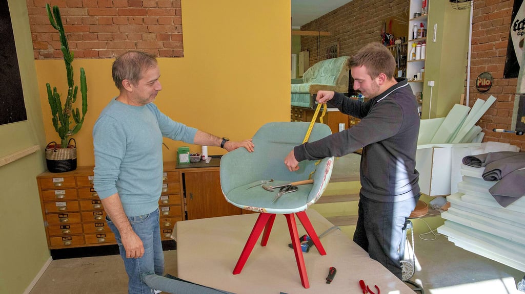 Echte Handarbeit in Dessau-Roßlau: Vater Ricky und Sohn Maddox Funke in der hauseigenen Polsterei und Raumausstatterwerkstatt vom „Haus der Stoffe“.