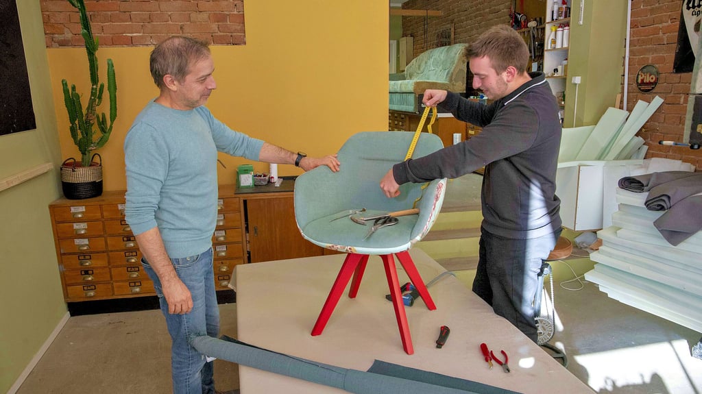 Echte Handarbeit in Dessau-Roßlau: Vater Ricky und Sohn Maddox Funke in der hauseigenen Polsterei und Raumausstatterwerkstatt vom „Haus der Stoffe“.