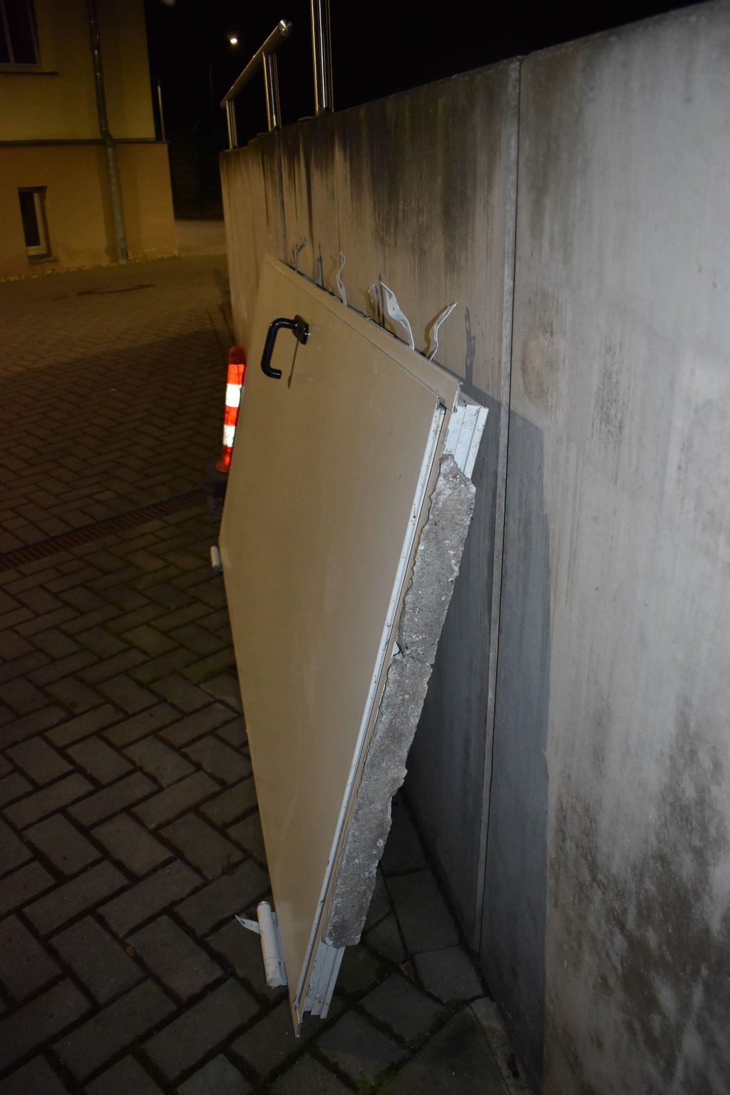 Diese Tür wurde von einem Unbekannten in Köthen zurückgelassen.