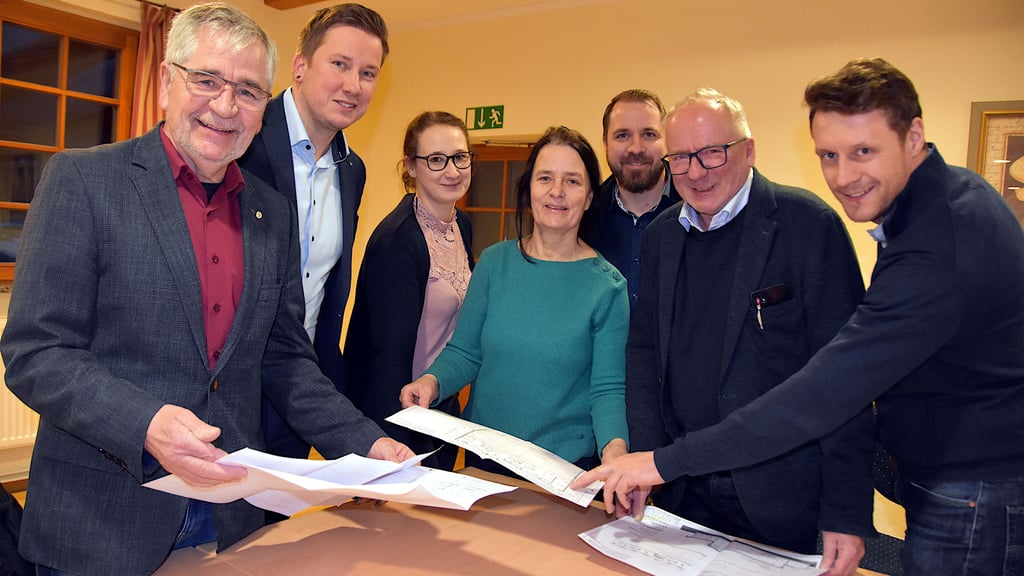 Hubertus Nitzschke (v.l.), Tim Teßmann, Sarah Schmidt, Heike Gruszka, Christian Waeke, Bernd Fritzsche und Arne Behrens betrachten die Pläne für die geplante Sporthalle in Wegenstedt.