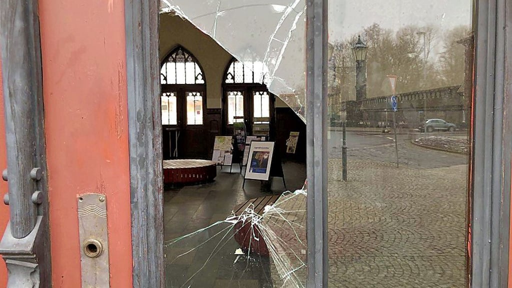 Die Scheibe in der Tür zur Bahnhofshalle in Quedlinburg wurde am helllichten Tag zerstört.