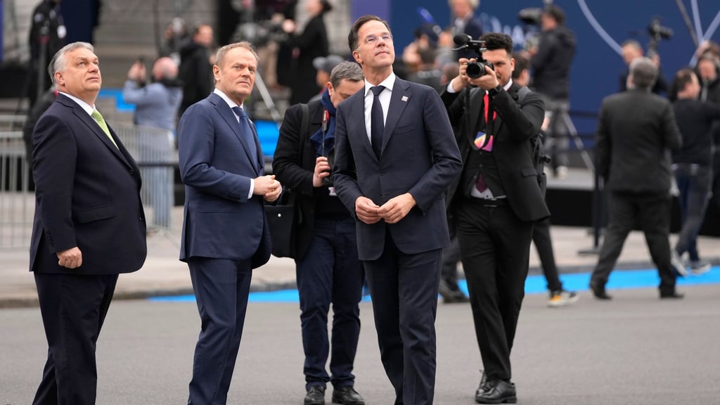 Kann Nato-Generalsekretär Mark Rutte (r) in dem aktuellen Konflikt vermitteln? Ungarns Ministerpräsident Viktor Orban (l) steckt mitten im Wahlkampf und steht unter Druck. (Archivbild)