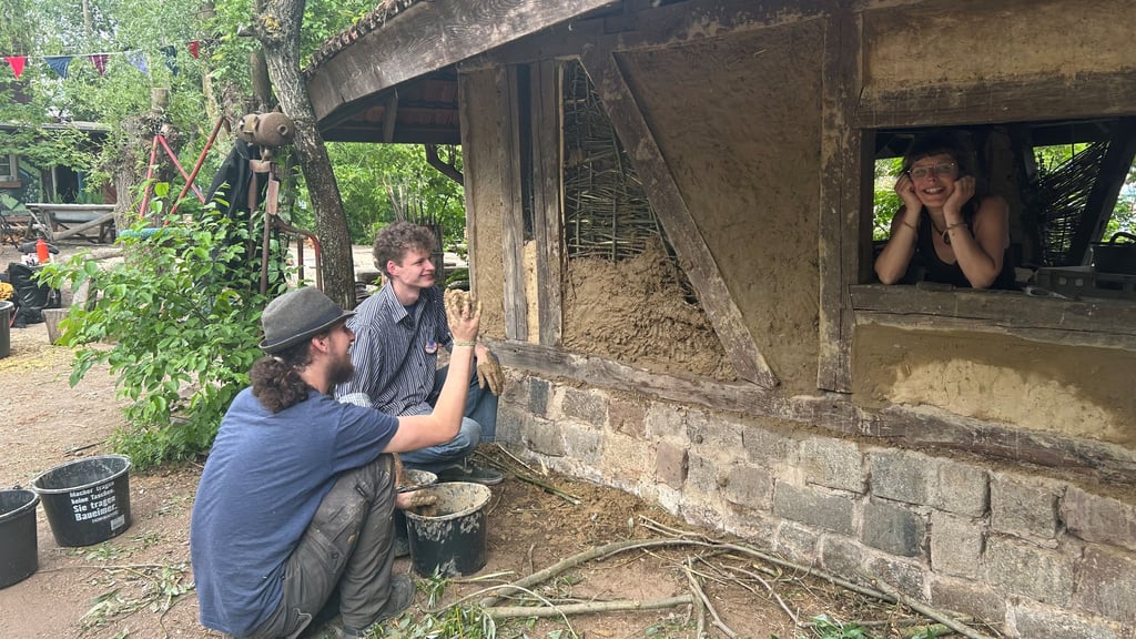 Der Bauspielplatz in Magdeburg-Olvenstedt ist seit 30 Jahren ein Ort, an dem Kinder und Jugendliche die Natur erleben können. Auch Butzenbau oder Arbeiten mit Lehm sind dort möglich. 