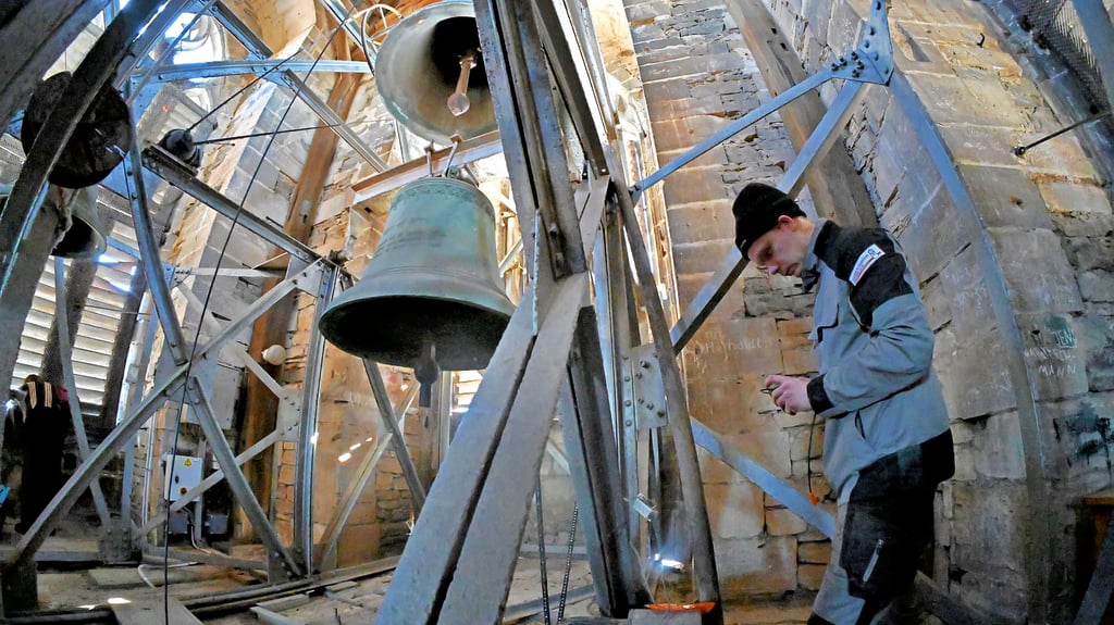 Der Fachmann aus Thüringen bei der Arbeit: Julian Wolff im Glockenturm der Stephanikirche. 