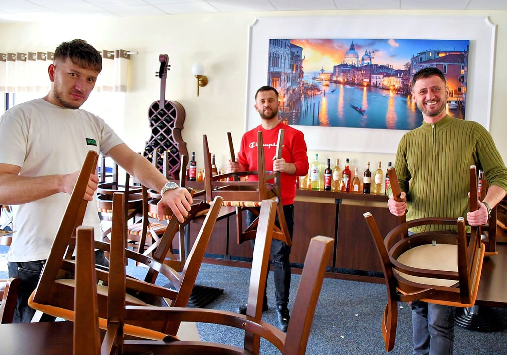 Noch stehen  Stühle auf den Tischen. Doch ins Restaurant des Hafenhotels Havelberg zieht wieder Leben ein.  Besmir Mustafi (rechts) freut sich auf die Neueröffnung. Seine Familie, hier Elvis (links) und Festin, unterstützt ihn. 