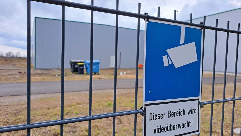 Eine Einbruchsserie beim Unternehmen HLW in der Marie-Curie-Straße in Weißenfels sorgte 2024 und 2025 für Aufsehen. Nun steht der mutmaßliche Täter vor Gericht.