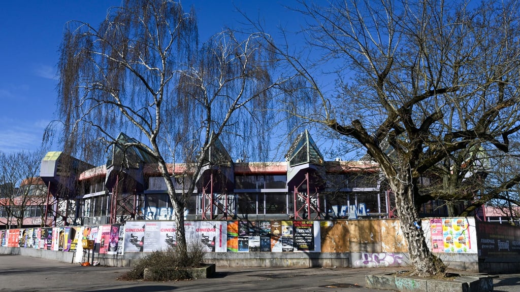 Soll einem Wohnquartier samt Schule weichen: Das SEZ.