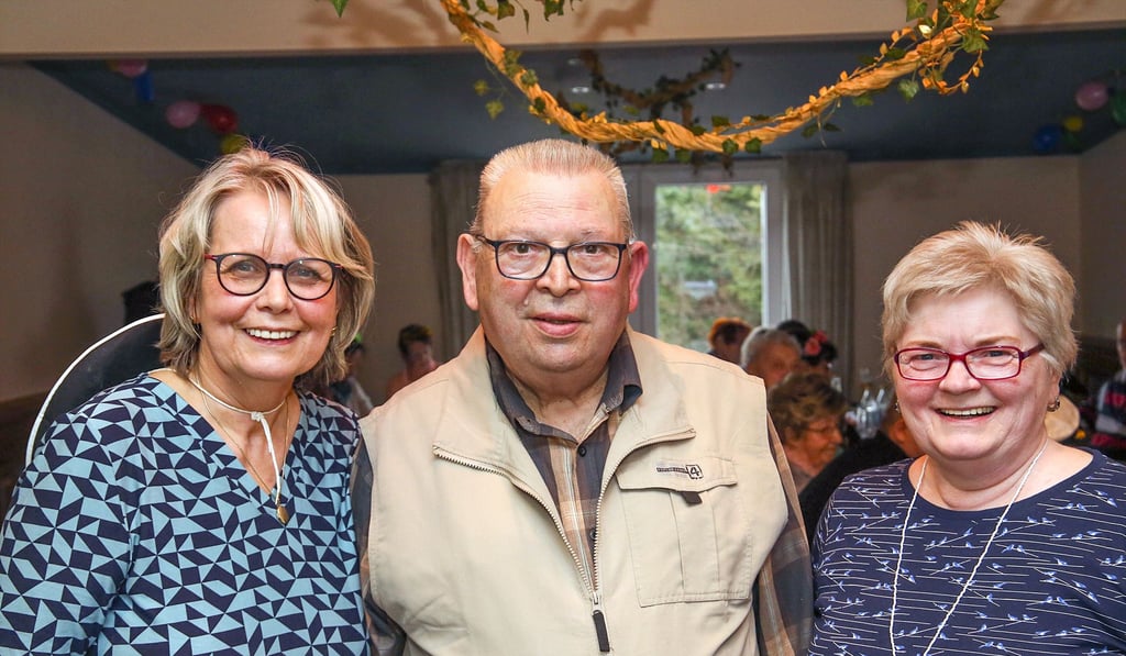 Udo Kreiseler übergibt den Staffelstab als Vorsitzender der Seniorengruppe in Latdorf an seine Nachfolgerinnen Margit Arendts (l.) und Bettina Fritsche (r.). 