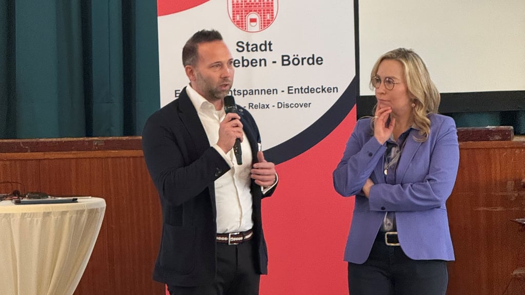 Daniel Shetskow vom Vorstand des Dehoga in Sachsen-Anhalt und Bürgermeisterin Grit Matz beim Unternehmertreffen im Wanzleber Kulturhaus.