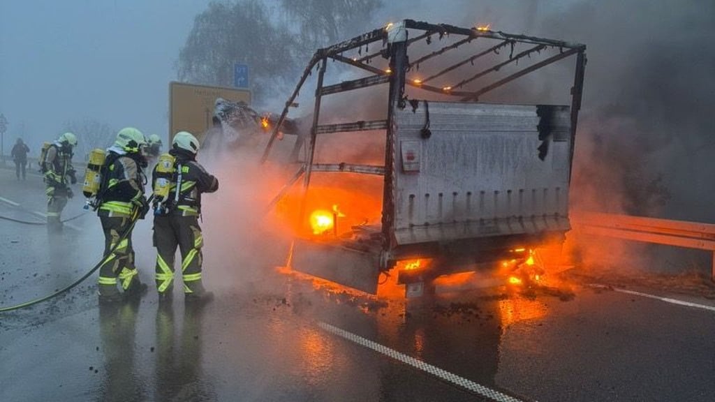Der Lkw brannte auf der B86 vollkommen aus.
