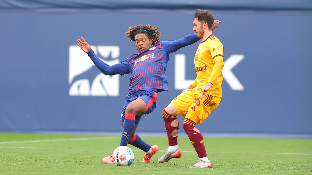 Joyeux Masanka Bungi (l.) im Testspiel gegen Dukla Prag.