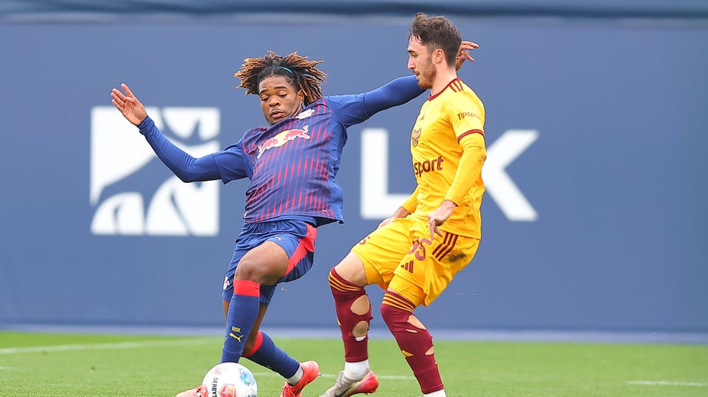 Joyeux Masanka Bungi (l.) im Testspiel gegen Dukla Prag.