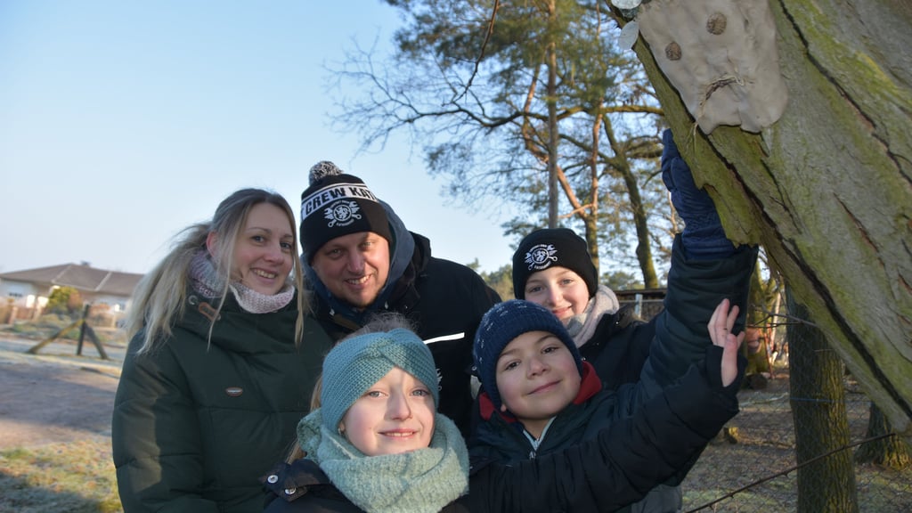 „Die Bäume haben traurige Gesichter, denn sie haben Angst, dass sie wegen des Steinbruchs gefällt werden“, erklären Mira und Melina, die mit ihren Eltern Jennifer und Marcel Sprenger Lehm formen, um den Bäumen Gesichter zu geben. Diese Aktion fand im vergangenen Jahr statt.