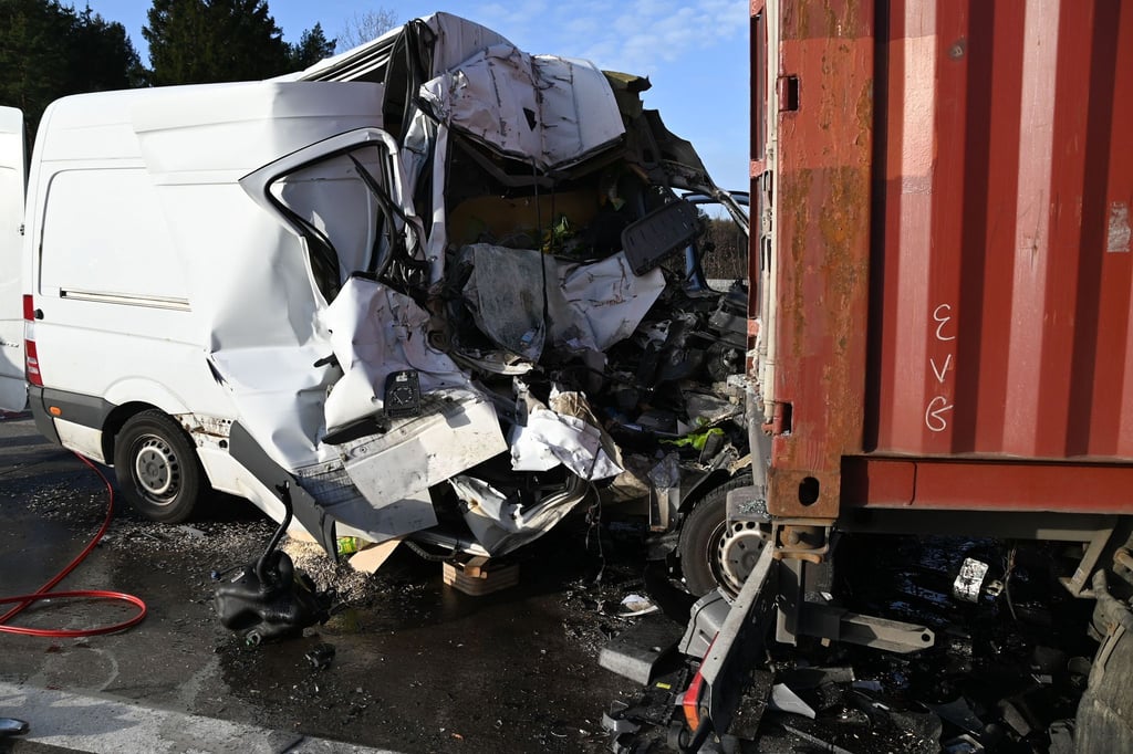 Tödlicher Unfall auf der A7, der Beifahrer aus diesem Transporter starb noch an der Unfallstelle.