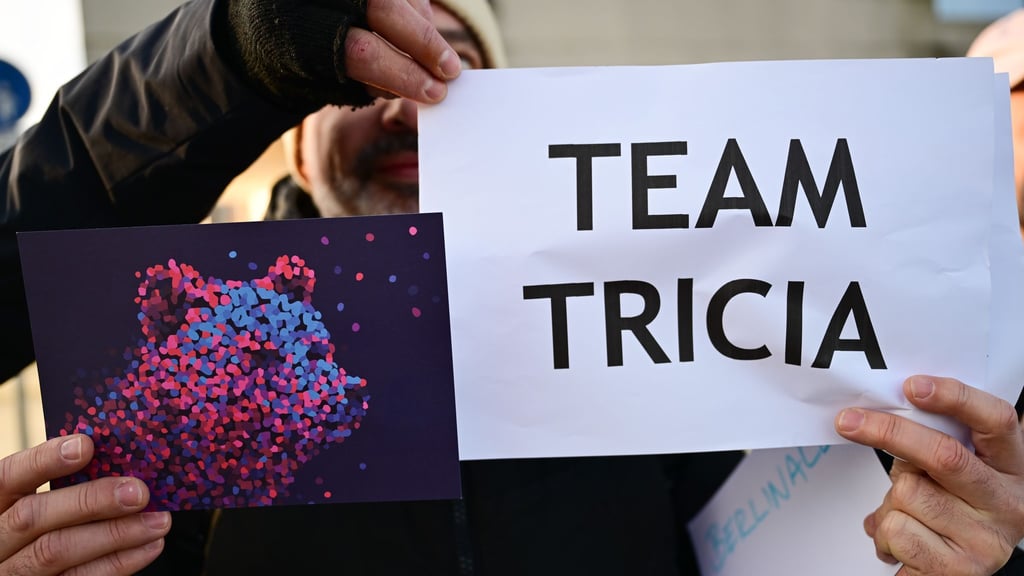 Mitarbeiter der Berlinale brachten während der außerordentlichen Sitzung vor dem Kanzleramt ihre Unterstützung zum Ausdruck.