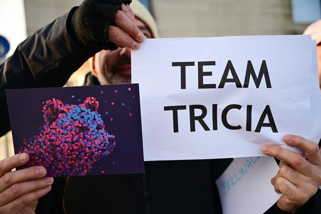 Mitarbeiter der Berlinale brachten während der außerordentlichen Sitzung vor dem Kanzleramt ihre Unterstützung zum Ausdruck.