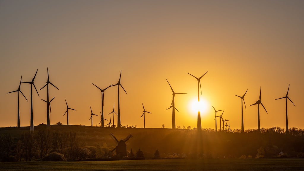 Dieser Blick von Badersleben auf den Windpark am Druiberg (Badersleben/Dardesheim) zeigt: Windnutzung hat eine lange Geschichte, wie die Baderslebener Windmühle im Vordergrund des Bildes zeigt. 