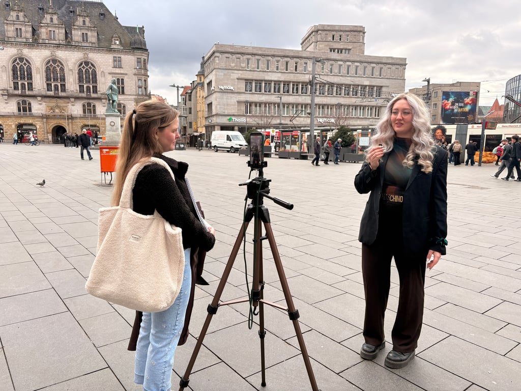 Celina Chasklowicz und Livia Müller testen auf dem Marktplatz in Halle die Technik.
