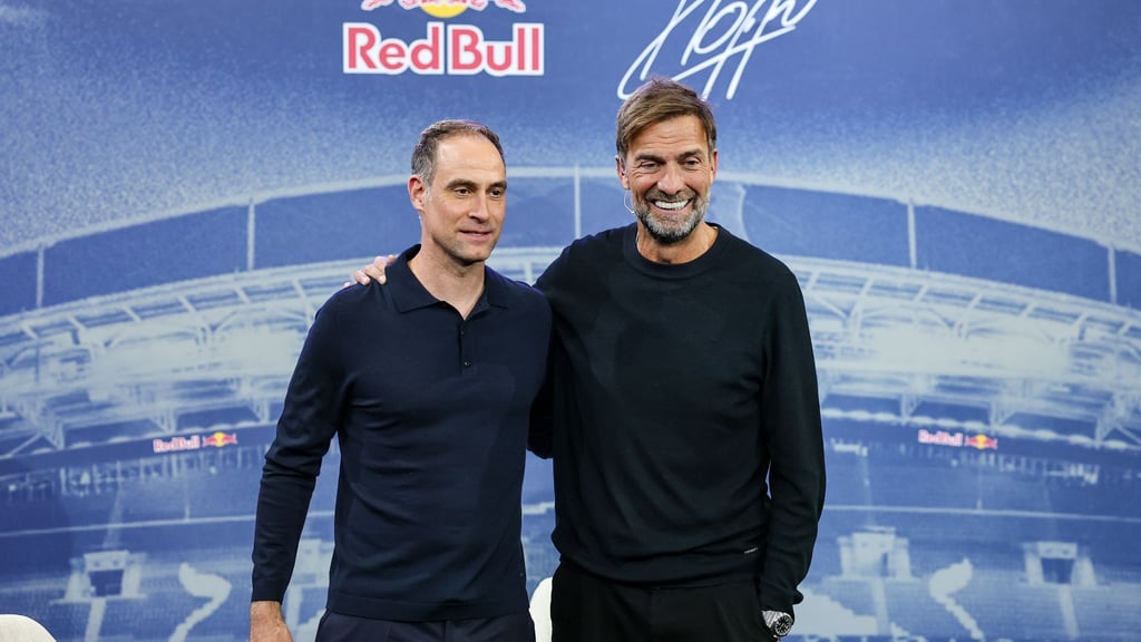 Red-Bull-Geschäftsführer Oliver Mintzlaff (l) dementiert eine vorzeitige Trennung von Fußball-Chef Jürgen Klopp. (Archivbild)