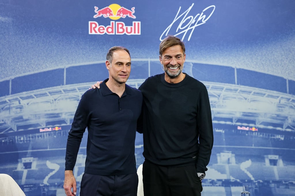 Red-Bull-Geschäftsführer Oliver Mintzlaff (l) dementiert eine vorzeitige Trennung von Fußball-Chef Jürgen Klopp. (Archivbild)