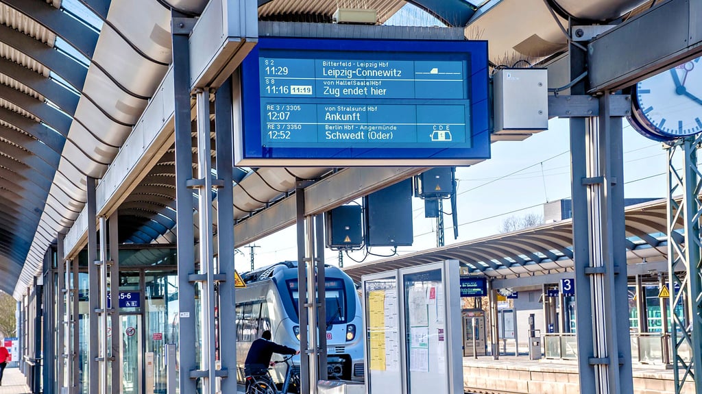 Am Wittenberger Hauptbahnhof fahren wechselnd S8 und S2 in Richtung Bitterfeld. Das könnte sich mit dem neuen Fahrplan ändern.