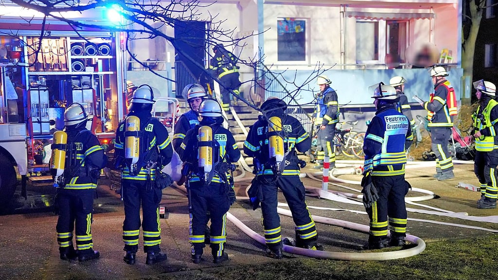 Zu einem Brand in einem Wohnhaus in der Albrecht-Dürer-Straße in Stendal-Stadtsee sind die ehrenamtlichen Feuerwehrleute am Donnerstagabend gegen 22 Uhr gerufen worden.
