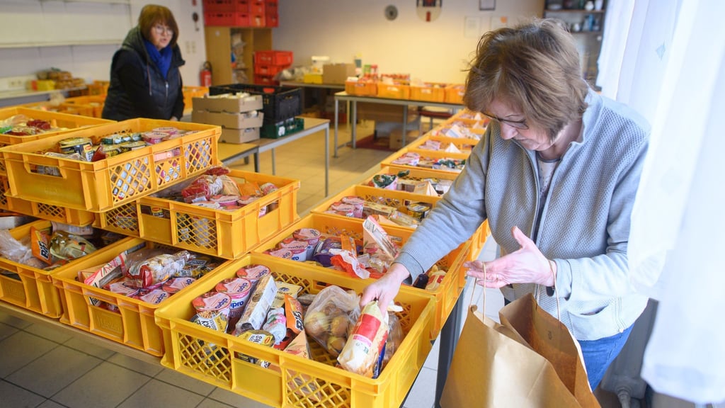 Ehrenamtliche packen die Ausgabekisten bei der Tafel Havelberg.