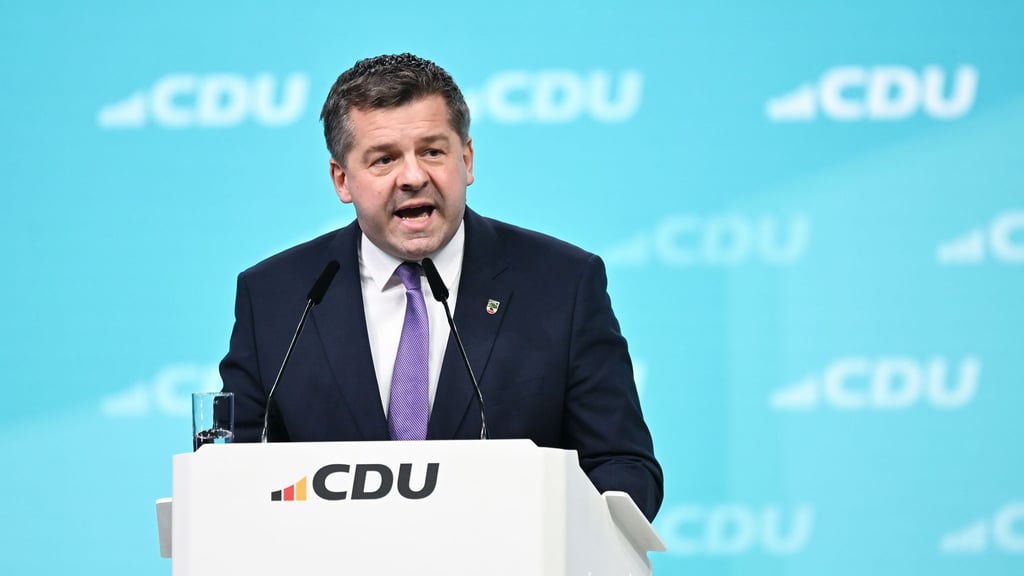 Sven Schulze, Ministerpräsident in Sachsen-Anhalt, verteidigt CDU-Parteifreunde nach Berichten über eine Verwandten-Anstellung.