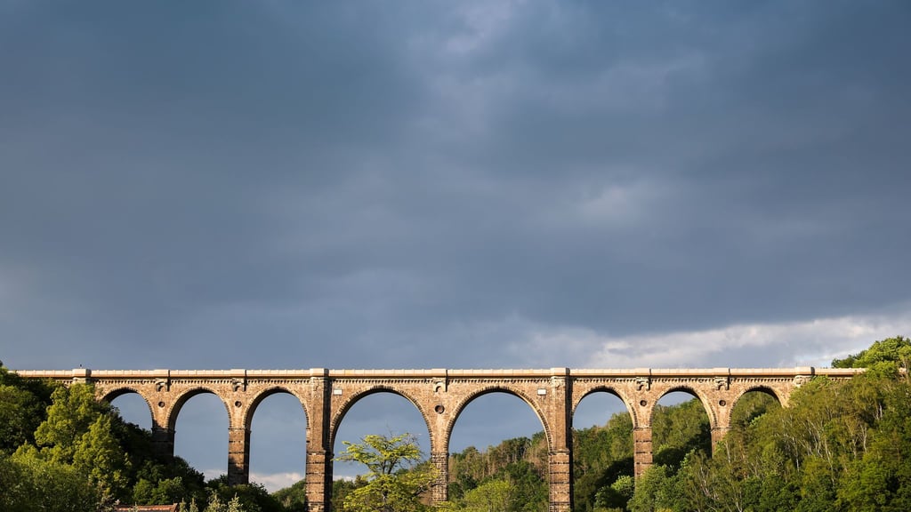 Mit dem Göhrener Viadukt überquert die Bahnstrecke Leipzig-Chemnitz die Zwickauer Mulde. Die Strecke gilt als wichtige Verkehrsader, ihr dringend benötigter Ausbau lässt aber seit Jahren auf sich warten. (Archivbild)
