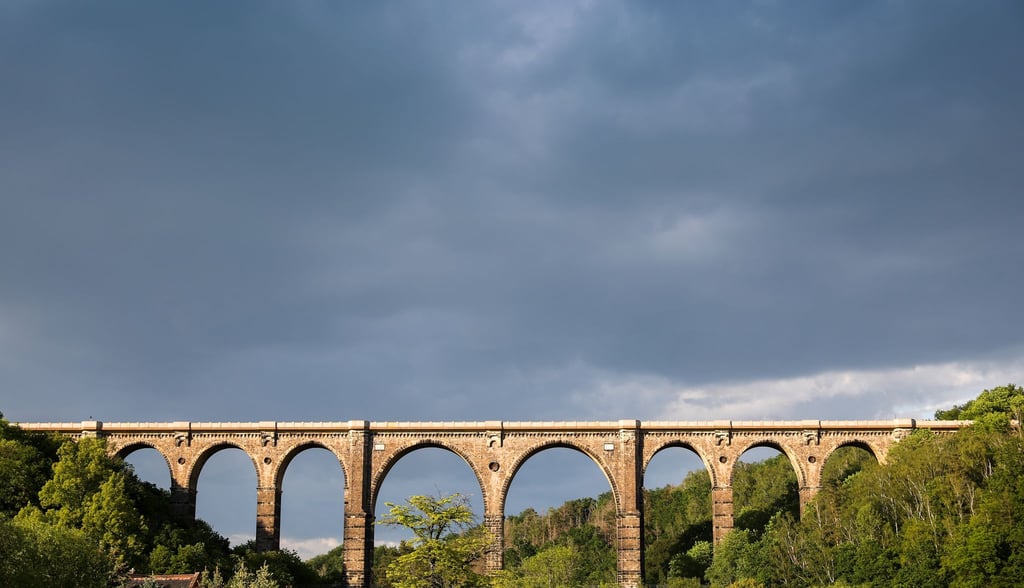 Mit dem Göhrener Viadukt überquert die Bahnstrecke Leipzig-Chemnitz die Zwickauer Mulde. Die Strecke gilt als wichtige Verkehrsader, ihr dringend benötigter Ausbau lässt aber seit Jahren auf sich warten. (Archivbild)