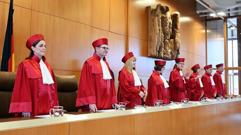 Per Eilverfahren stoppte das Bundesverfassungsgericht 2023 vorläufig das umstrittene Heizungsgesetz, nun nimmt es den Gesetzgebungsprozess ausführlich unter die Lupe.