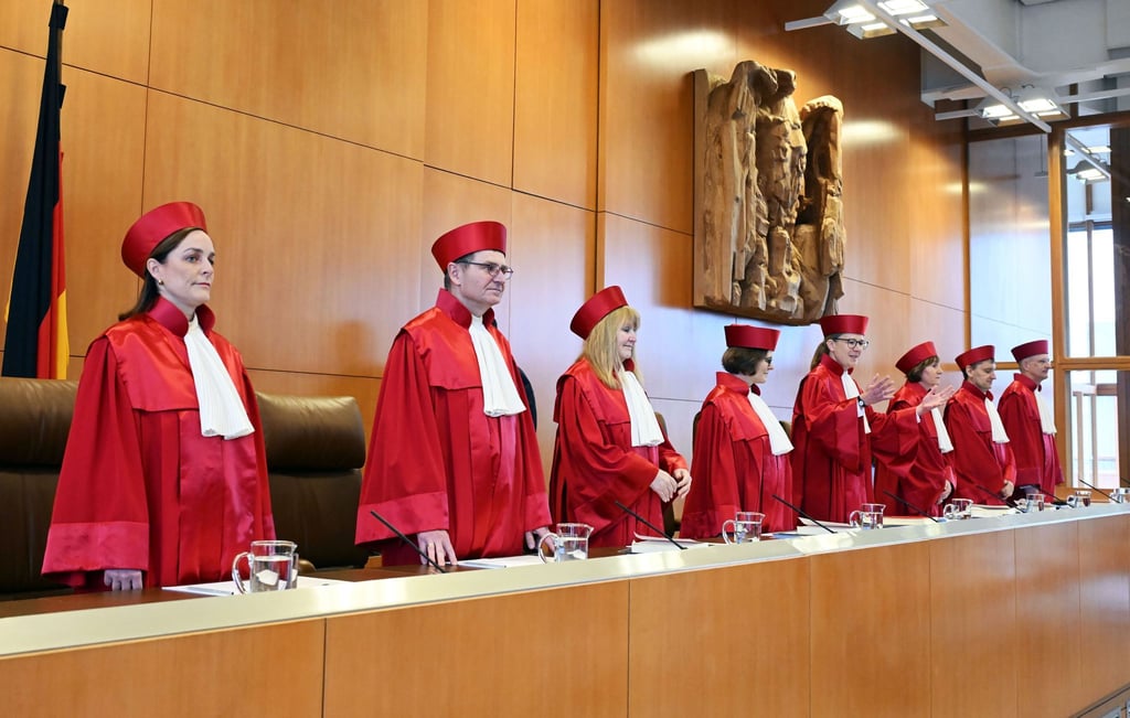 Per Eilverfahren stoppte das Bundesverfassungsgericht 2023 vorläufig das umstrittene Heizungsgesetz, nun nimmt es den Gesetzgebungsprozess ausführlich unter die Lupe.