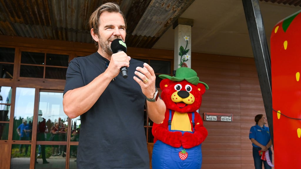 Erdbeer-Raupenbahn statt Schlossallee: Karls (im Bild: Erdbeerhof-Geschäftsführer Robert Dahl) plant ein Monopoly im eigenen Freizeitpark-Look.