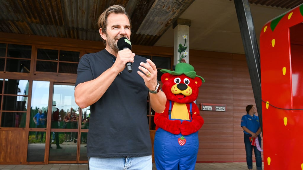 Erdbeer-Raupenbahn statt Schlossallee: Karls (im Bild: Erdbeerhof-Geschäftsführer Robert Dahl) plant ein Monopoly im eigenen Freizeitpark-Look.