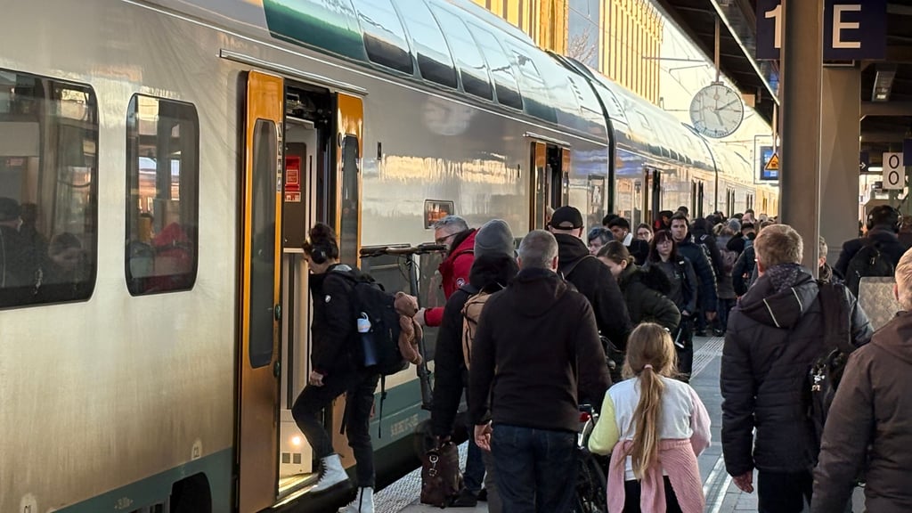 Durch die vielen Verspätungen kommt es am Hauptbahnhof in Magdeburg regelmäßig zu einem dichten Gedränge, wenn Fahrgäste in den Regionalexpress 1 Richtung Berlin einsteigen. Der RE1 fährt nur im Zwei-Stunden-Takt. Das soll sich jetzt ändern.