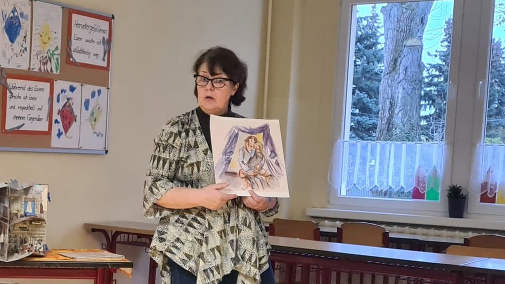 Die Schriftstellerin Gundula liest im Wolmirstedter Bahnhofscafé.